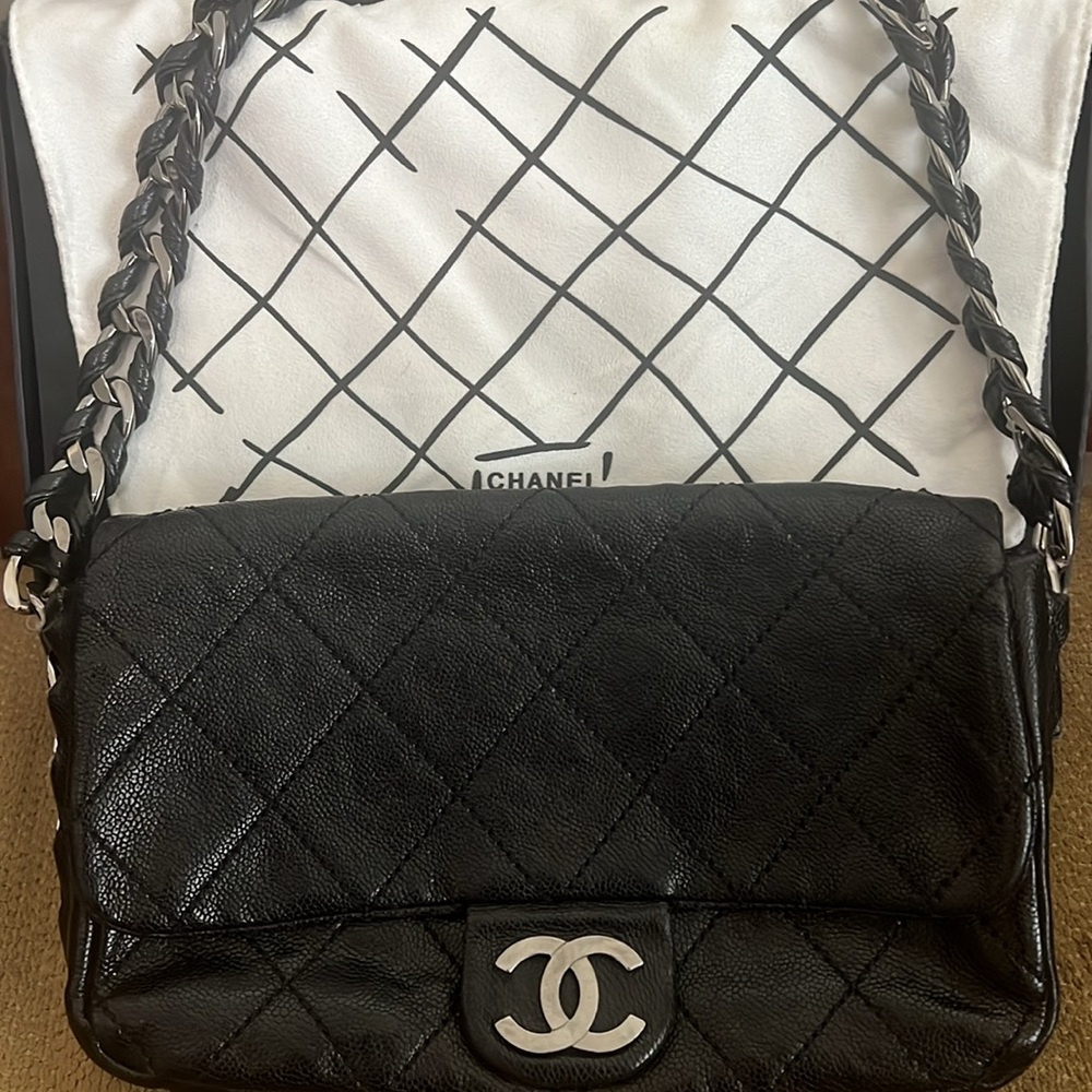 Chanel Quilted Silver Chain Flap Bag. Classic. Authentic